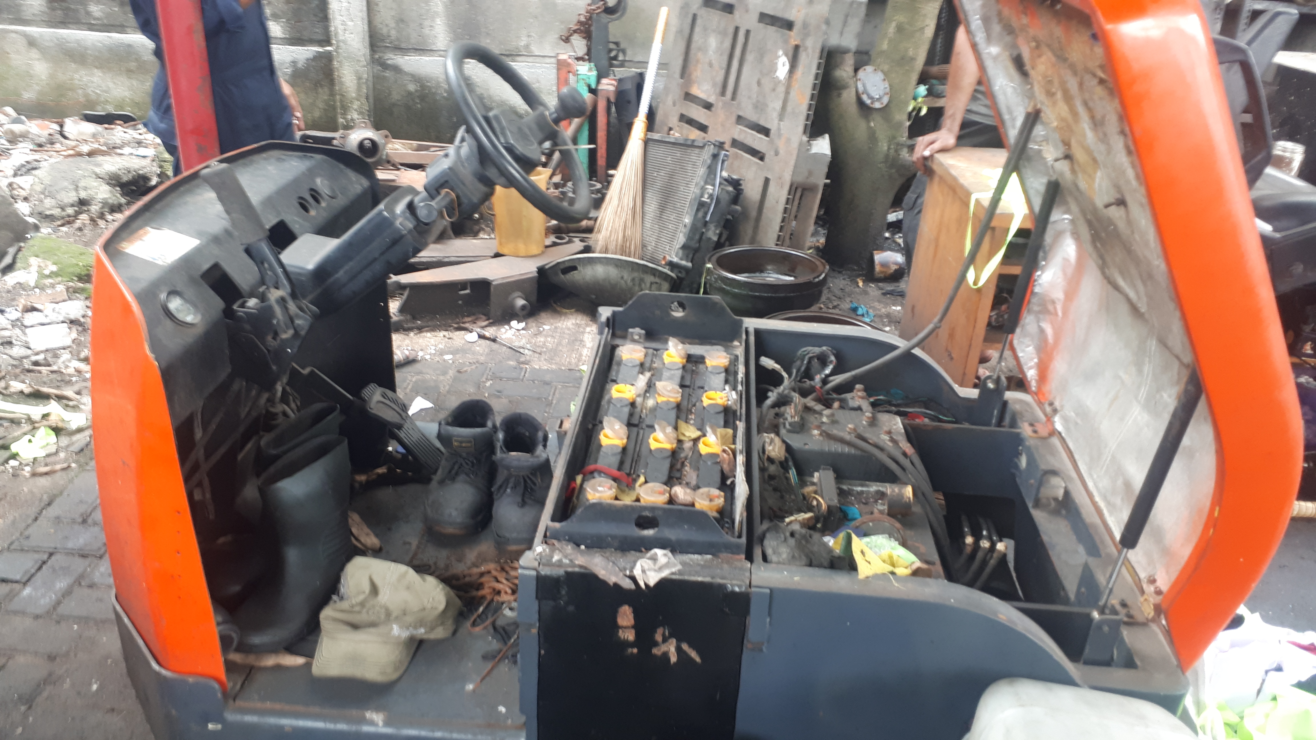 Perawatan Harian Vital Transmisi Otomatis Forklift Diesel TCM FD30 (3 Ton) Agar Bebas Downtime.