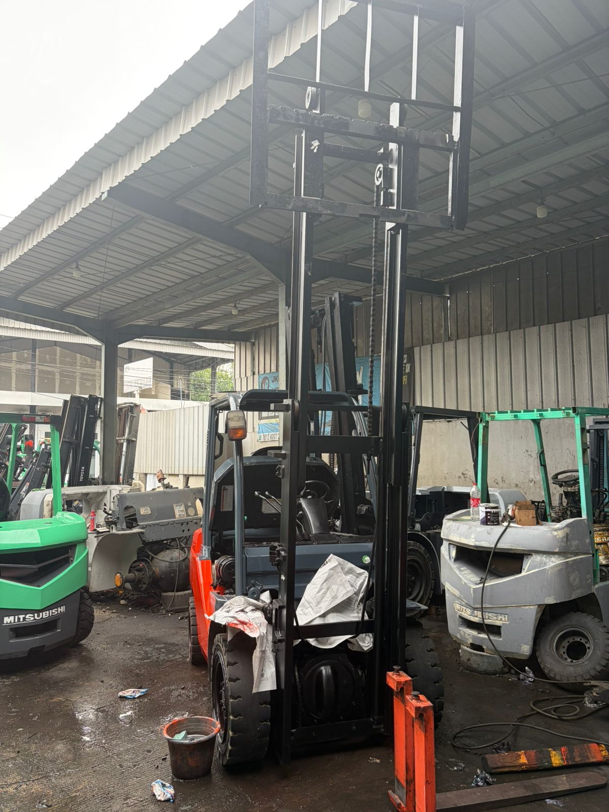 Tutorial Langkah Demi Langkah Penggantian Filter Solar pada Forklift Diesel TCM 3 Ton untuk Performa Optimal dan Umur Mesin Lebih Panjang.