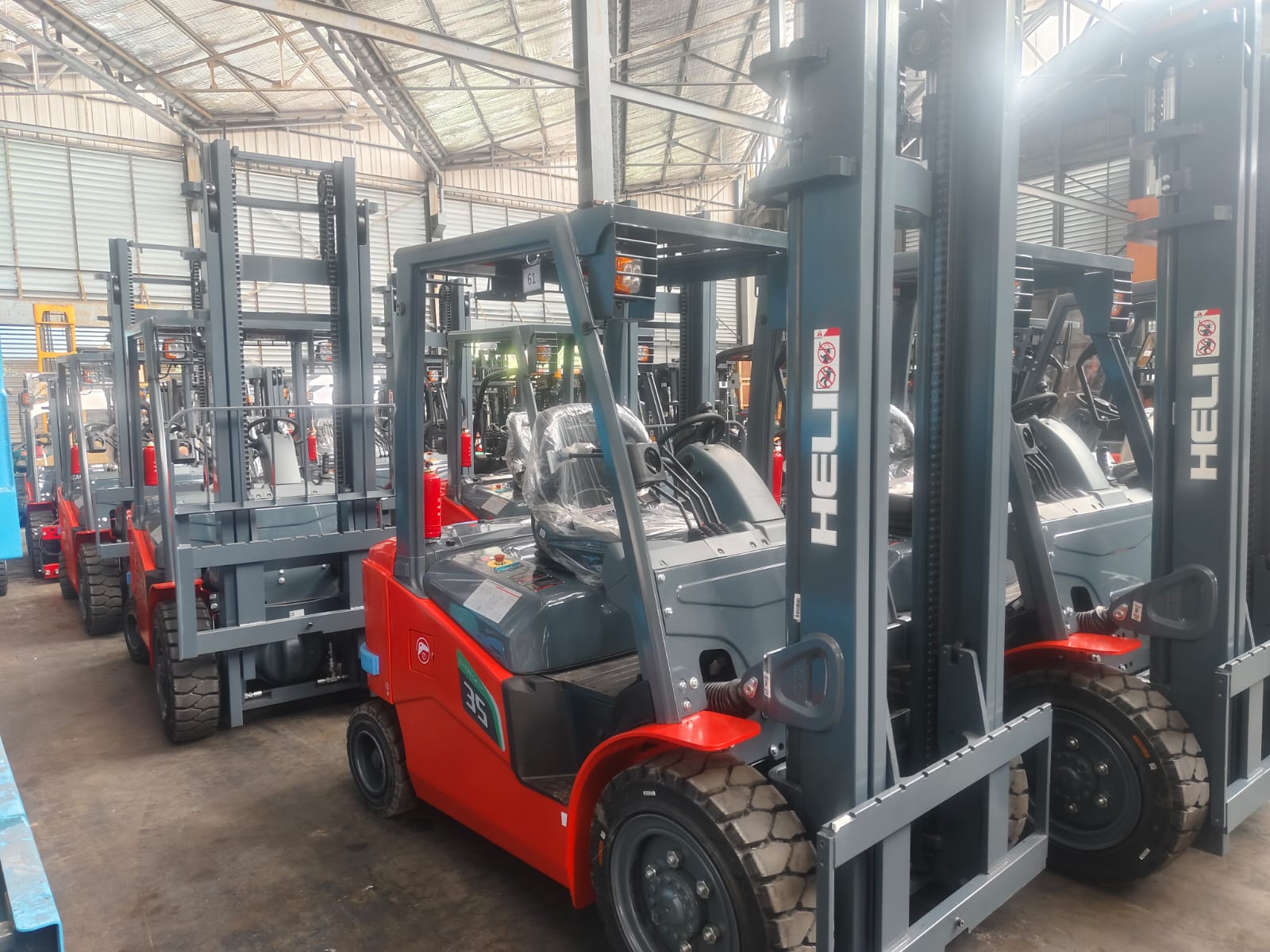 Tutorial Mengatasi Asap Hitam Berlebih pada Forklift Diesel Toyota 3 Ton: Langkah Demi Langkah dari Mekanik Senior.