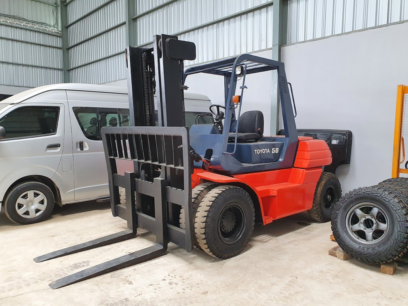 Panduan Praktis Diagnosa dan Perbaikan Masalah Overheating pada Forklift Diesel Kapasitas 2-10 Ton Merk Toyota, TCM, dan Mitsubishi.